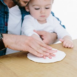 Prikaži podrobnosti za Otroški odtis z glino - Bela Slika Otroški odtis z glino - Bela