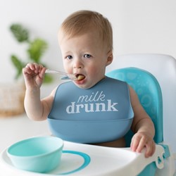 Prikaži podrobnosti za Set dveh silikonskih slinčkov Milk drunk  Slika Set dveh silikonskih slinčkov Milk drunk